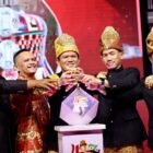 Wakil Gubernur Aceh, Fadhlullah, S.E., menghadiri serta menyampaikan sambutan pada malam peringatan Hari Ulang Tahun ke-437 Kota Meulaboh yang dirangkai dengan Pekan Kebudayaan Aceh Barat, di Lapangan Teuku Umar, Meulaboh, Sabtu (11/10/2025). Foto : Dok. Biro Adpim Setda Aceh
