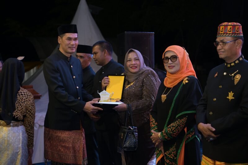 Sekretaris Daerah Aceh, M. Nasir, S.IP, MPA, menghadiri sekaligus menyampaikan sambutan pada malam peringatan Hari Ulang Tahun ke-26 Kabupaten Bireuen yang dirangkai dengan penutupan Pekan Kebudayaan Bireuen di Lapangan Cot Gapu, Sabtu (11/10/2025). Foto : Dok. Biro Adpim Setda Aceh