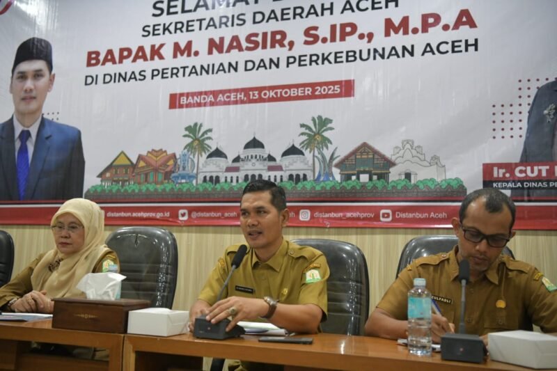 Sekda Aceh, M. Nasir bersama Kadistambun Aceh, Cut Huzaimah memimpin Rapat dengan Pejabat Eselon III dan IV di Jajaran Dinas Pertanian dan Perkebunan Aceh, Senin, 13/10/2025 (Foto:Dok. Biro Adpim Setda Aceh)