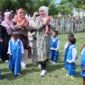 Bunda Pendidikan Anak Usia Dini (PAUD) Aceh Marlina Muzakir, melakukan kunjungan kerja ke PAUD Negeri Pembina, di Gampong Lampuyang Kecamatan Pulo Aceh, Senin (13/10/2025). Foto : Dok. Biro Adpim Setda Aceh