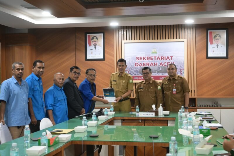 Sekretaris Daerah Aceh,  M. Nasir. S.IP, MPA, didampingi Kadis Kominsa Aceh Dr. Edi Yandra, S.STP, MSP dan Kepala Biro Adpim Setda Aceh Akkar Arafar, S.STP, M.Si serta  pejabat terkait menerima Audiensi Ketua PWI Aceh, Nasir Nurdin beserta pengurus PWI di ruang Rapat Sekda Aceh,  Banda Aceh, (14/10/2025). Foto : Dok. Biro Adpim Setda Aceh