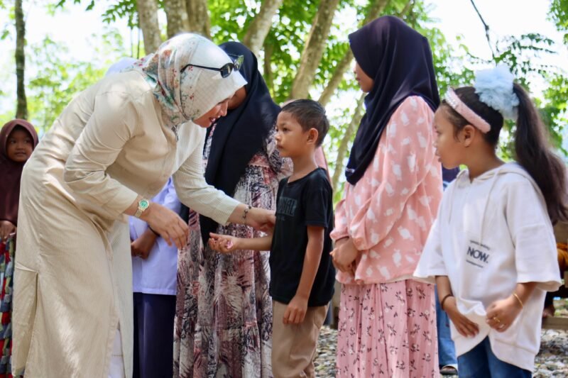 Ketua TP-PKK Aceh Marlina Muzakir, memberi santunan dan makan bersama puluhan anak yatim dan kaum ibu, di Gampong Pante Bahagia Kecamatan Paya Bakong Kab. Aceh Utara, Selasa 14/10/2025, (Foto:Dok.Biro Adpim Setda Aceh) 