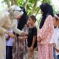 Ketua TP-PKK Aceh Marlina Muzakir, memberi santunan dan makan bersama puluhan anak yatim dan kaum ibu, di Gampong Pante Bahagia Kecamatan Paya Bakong Kab. Aceh Utara, Selasa 14/10/2025, (Foto:Dok.Biro Adpim Setda Aceh) 