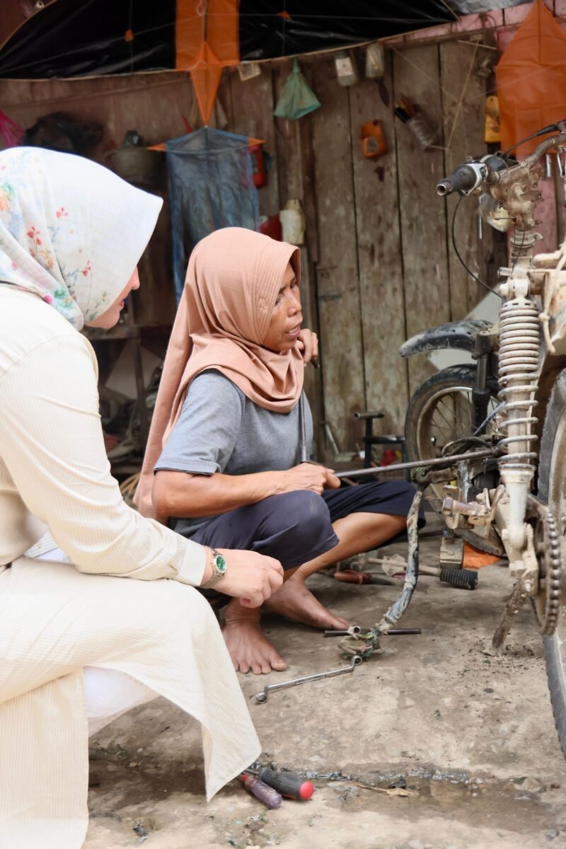 Ketua TP-PKK Aceh, Marlina Muzakir, bersilaturrahmi ke kediaman Halimah, di Gampong Pante Bahagia Kecamatan Paya Bakong Kab. Aceh Utara,  Selasa (14/10/2025). Foto : Dok. Biro Adpim Setda Aceh
