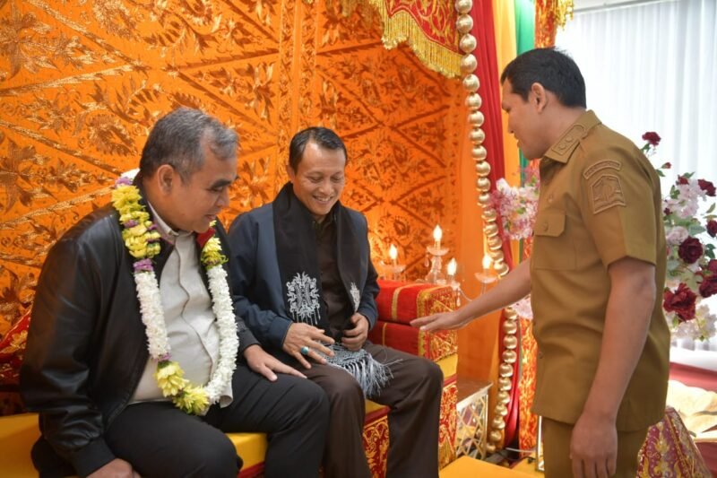 Wakil Gubernur Aceh, Fadhlullah, SE didampingi Forkompinda Aceh, Sekda Aceh, M. Nasir menyambut kedatangan sekaligus Peusijuk/tepung tawar Ketua MPR RI, Ahmad Muzani dan Jaksa Agung Muda Pengawasan, Dr. Rudi Margono, S.H., M.Hum. Serta rombongan tiba di VIP Bandara Sultan Iskandar Muda, Selasa, 14/10/2025 (Foto:Dok.Biro Adpim Setda Aceh) 