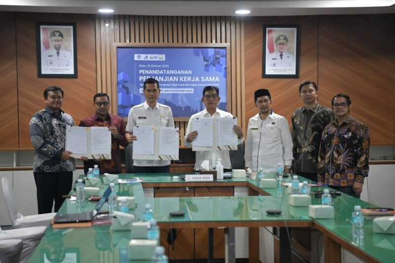 Sekda Aceh, M. Nasir, S.IP, MPA, didampingi Asisten Administrasi Umum Sekda Aceh, Muhammad Diwarsyah, Kepala BPKA, Reza Saputra, Kepala ESDM Aceh, Taufik melakukan Penandatanganan Perjanjian Kerja Sama Optimalisasi Pemungutan Pajak Pusat dan Pajak Daerah, DJP, DJPK,Pemda dengan Direktur Jenderal Pajak Kementerian Keuangan RI, Bimo Wijayanto secara Zoom Meeting, ruang rapat sekda Aceh, kantor gubernur Aceh, Rabu, 15/10/2025 (Foto:Dok.Biro Adpim Setda Aceh) 