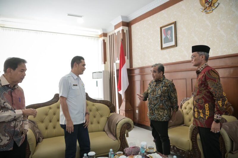 Sekretaris Daerah Aceh, M.Nasir. S.IP, MPA mengantar keberangkatan Ketua MPR RI, Ahmad Muzani kembali ke Jakarta usai melaksanakan kunjungan kerja di Aceh,  dibandara VIP Sultan Iskandar Muda Blang Bintang Kab. Aceh Besar, 15/10/2025 (Foto:Dok.Biro Adpim Setda Aceh) 