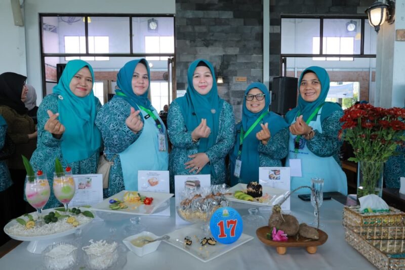 Ketua TP PKK Aceh Besar Hj Rita Mayasari mendampingi tim pada pameran hasil olahan janeng pada ajang Pekan Kreativitas Pangan Lokal Janeng 2025, yang digelar dalam rangka memperingati Hari Pangan Sedunia, di Banda Aceh, Rabu (15/10/2025). FOTO/ MC ACEH BESAR