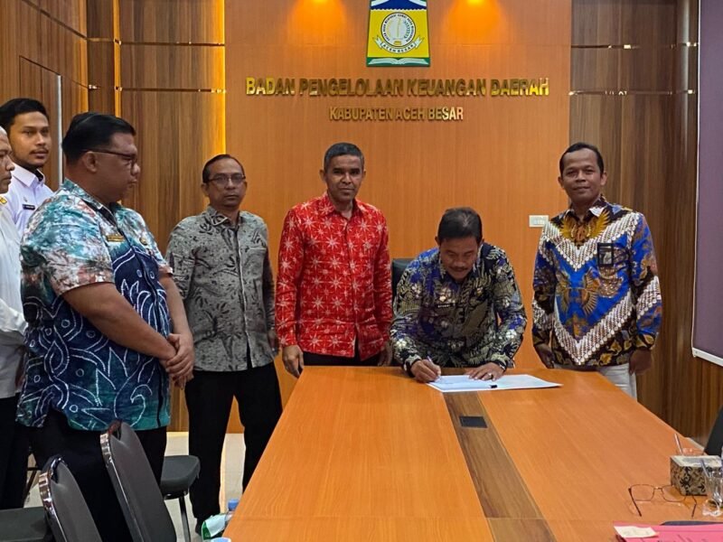 Wakil Bupati Aceh Besar Drs H Syukri mengikuti Penandatanganan Perjanjian Kerjasama Optimalisasi Pemungutan Pajak Pusat dan Pajak Daerah antara DJP, DJPK dan Pemerintah Daerah Tahap VII secara zoom meeting dari Aula Badan Pengelolaan Keuangan Daerah Kabupaten Aceh Besar, Rabu (15/10/2025). FOTO/ PROKOPIM PEMKAB ACEH BESAR