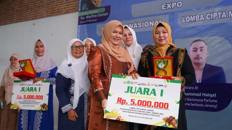 Ketua Staf Ahli TP PKK Aceh, Mukarramah Fadhlullah, secara resmi menutup Pekan Kreativitas Pangan Lokal Janeng 2025 yang mengusung tema “Gerakan Sadar Diversifikasi Pangan Lokal Aceh (Garda Pala)” dalam rangka memperingati Hari Pangan Sedunia, Rabu (16/10/2025) di Kuala Village Resto, Banda Aceh (Foto:Dok.Biro Adpim Setda Aceh) 