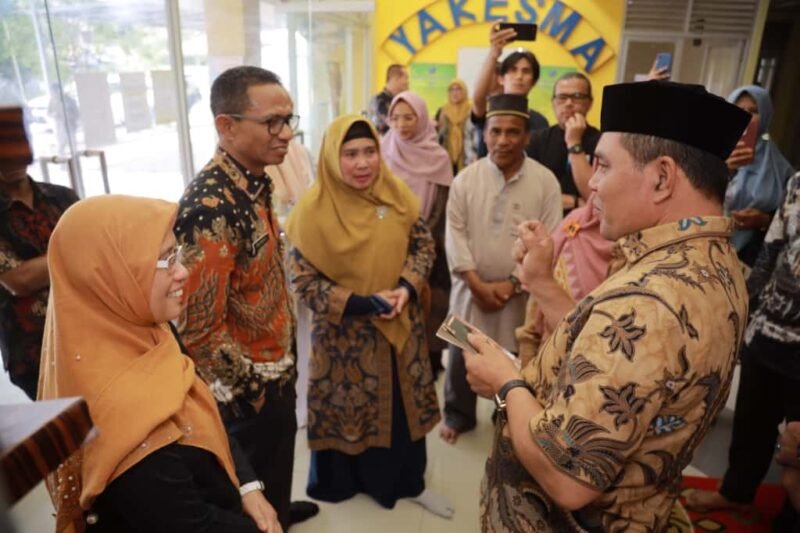 Bupati Aceh Besar H. Muharram Idris berbincang dengan Sekdis Arpus Aceh dan Arpus Nasional pada Visitasi Lapangan Lomba Perpustakaan Masyarakat Tingkat Nasional Tahun 2025 di Taman Bacaan Masyarakat Ar—Rasyid Lambateung - Kajhu Kecamatan Baitussalam, Kamis (16/10/2025). FOTO/PROKOPIM ACEH BESAR