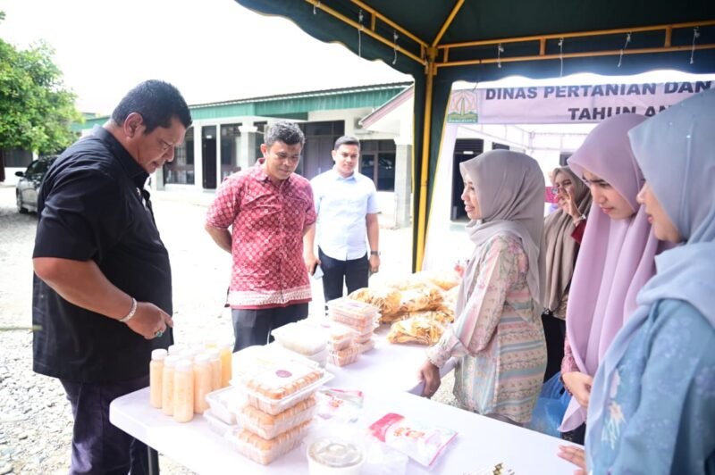 Sekdakab Aceh Besar Bahrul Jamil SSos MSi meninjau pelaksanaan kegiatan Pasar Tani di halaman Kantor Dinas Pertanian Aceh Besar, Kamis (16/10/2025). FOTO/ MC ACEH BESAR