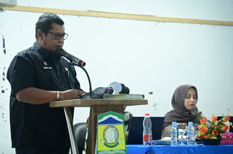 Sekdakab Aceh Besar Bahrul Jamil SSos MSi membuka kegiatan Akuntabilitas Kinerja Instansi Pemerintah (AKIP) tahun 2025 di Aula Wisma Atlet Kota Jantho, Kamis (16/10/2025). FOTO/ MC ACEH BESAR