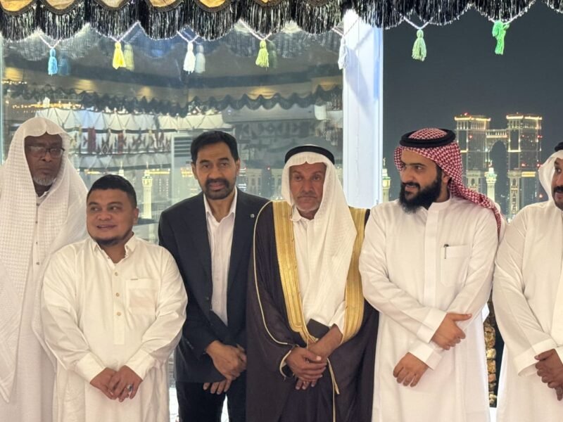 Gubernur Aceh, H. Muzakir Manaf, melakukan pertemuan & memaparkan berbagai peluang investasi di Aceh kepada para investor asal Timur Tengah dalam sebuah pertemuan di Kota Makkah Al-mukarramah, Kamis, 16 okt 2025. Pertemuan tersebut diinisiasi oleh perusahaan investasi terkemuka Arab Saudi, Sadeen Al-Bait, dan dihadiri oleh pengusaha dari Arab Saudi, Qatar, Sudan, Kuwait, serta Uni Emirat Arab (Foto:Dol.Biro Adpim Setda Aceh) 
