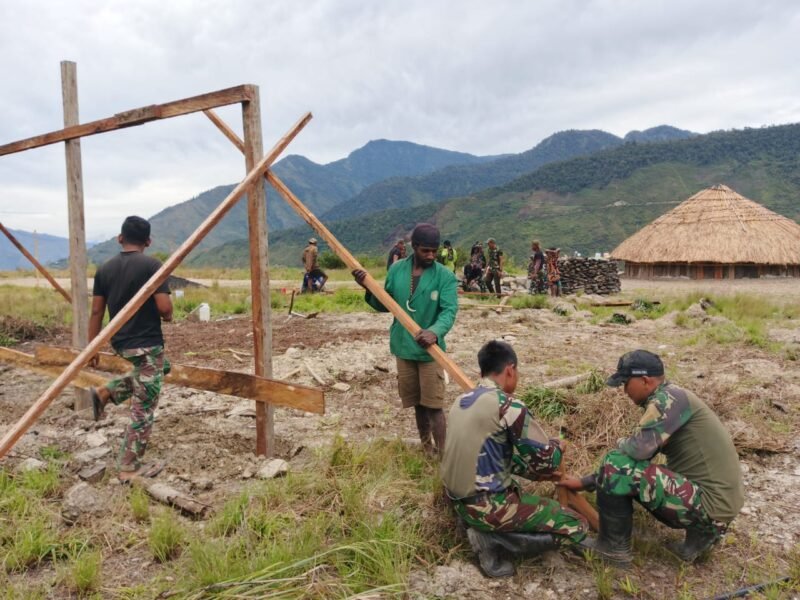 Satgas Batalyon Infanteri 112/Dharma Jaya melaksanakan kerja bakti bersama masyarakat membangun Aula Gereja di Kampung Kalome, Distrik Tinggi Nambut, Kabupaten Puncak Jaya, Provinsi Papua Tengah, pada Sabtu 18/10/2025 (Foto:Dok.Ist)