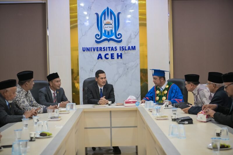 Sekretaris Daerah Aceh, M.Nasir, S.IP., MPA  Menghadir Sekaligus menyampaikan Sambutan pada Acara Rapat senat Terbuka Wisuda Sarjana dan Pascasarjana  Universitas Islam Aceh,  di universitas Islam Aceh Peusangan Kab. Bireuen, 18/10/2025. Foto : Dok. Biro Adpim Setda Aceh