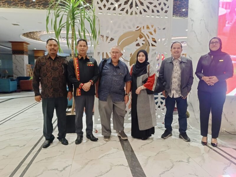 Ketua Umum Serikat Perusahaan Pers (SPS) Pusat Januar P Ruswita dan rombongan foto bersama dengan ketua SPS Aceh saat tiba di Hotel Hermes Palace, Banda Aceh, Minggu 19/10/2025 malam. (Foto: Dok SPS Aceh) 