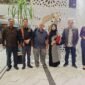 Ketua Umum Serikat Perusahaan Pers (SPS) Pusat Januar P Ruswita dan rombongan foto bersama dengan ketua SPS Aceh saat tiba di Hotel Hermes Palace, Banda Aceh, Minggu 19/10/2025 malam. (Foto: Dok SPS Aceh) 