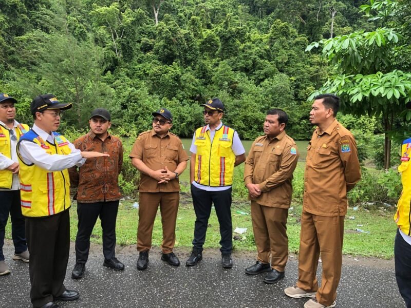 Kunjungan Tim Bappenas ke Geurutee di perbatasan Kab. Aceh Besar - Kab. Aceh Jaya di dampingi Kadis PUPR Aceh, Ir. Mawardi, ST terhadap pembangunan terowongan di Geurute, Senin, 20 okt 2025 (Foto:Dok.Biro Adpim Setda Aceh) 