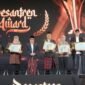 Asisten Administrasi Umum Sekda Aceh, Muhammad Diwarsyah, mewakili Gubernur Aceh menerima penghargaan Kategori Gubernur yang mendukung Tiga Fungsi Pesantren atau Kepala Daerah Peduli Pesantren pada ajang Malam Anugerah Pesantren Award 2025 yg diselenggarakan oleh Kemenag RI di Aula Kemenag, Jakarta Pusat, Senin,( 20 - 10 - 2025). Foto : Dok. Biro Adpim Setda Aceh