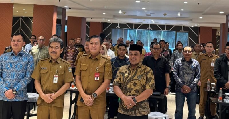 Bupati Aceh Besar H Muharram Idris atau Syech Muharram foto bersama usai mengikuti Rapat Koordinasi Pusat dan Daerah Dalam Rangka Pelaksanaan Sekolah Rakyat, di Orchardz Hotel Industri Jakarta, Senin (20/10/2025).FOTO/ DOK PEMKB ACEH BESAR