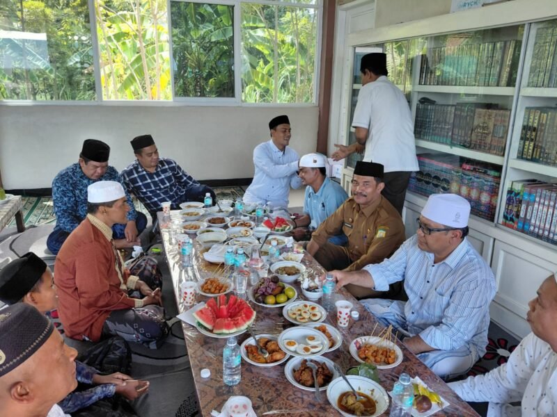 Wakil Bupati Aceh Besar Drs. H. Syukri A. Jalil menghadiri peringatan Maulid Nabi Besar Muhammad SAW dan Haul Abu Razali (pendiri dayah) di Dayah Darul Mukhlisin gampong Lambang Dayah, Kecamatan Simpang Tiga, kabupaten Aceh Besar, Selasa (21/10/2025).