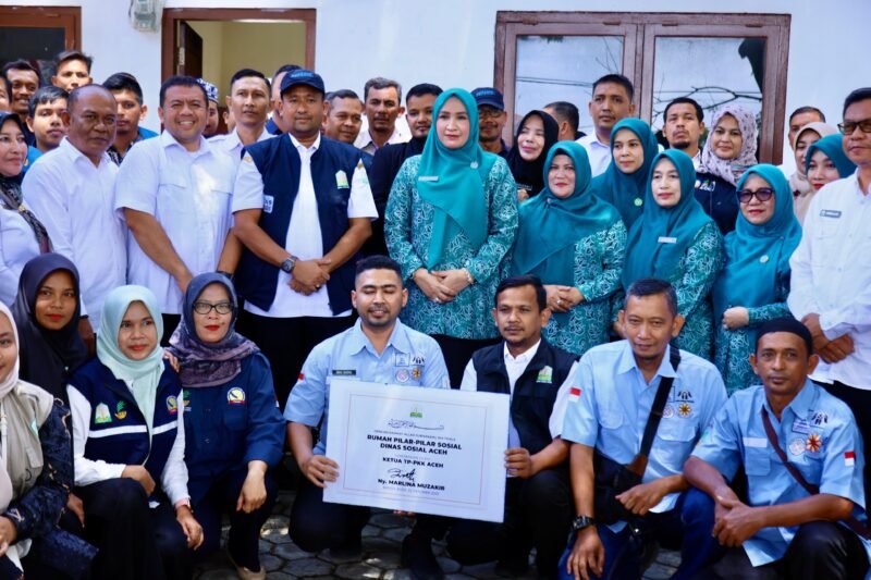  Ketua TP PKK Aceh Marlina Muzakir, selaku Pembina Pilar-Pilar Sosial Aceh, berdiskusi dengan jajaran Dinas Sosial Aceh dan organisasi sosial kemasyarakatan, di Aula Dinas Sosial Aceh, dan meresmikan Rumah besar pilar - pilar sosial Aceh di jalan chik Kuta Karang, Gampong Kuta Alam, Rabu (22/10/2025). Foto : Dok. Biro Adpim Setda Aceh
