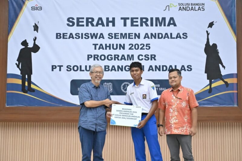 General Manager SBA, Bapak R. Adi Santosa didampingi GA & Comrel Manager SBA, Tafaul Rijal menyerahkan beasiswa Semen Andalas 2025 secara simbolis kepada perwakilan siswa SMA di Andalas Hall, 21 Oktober 2025.