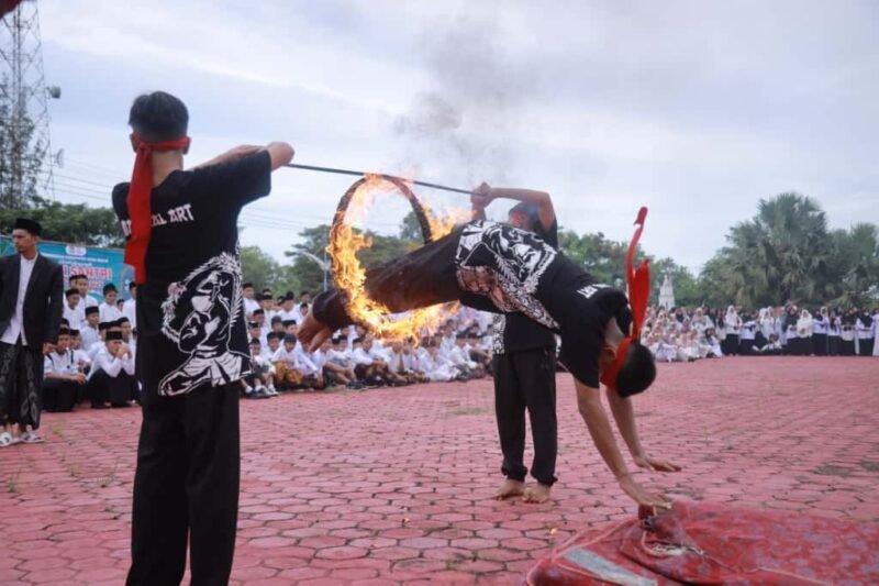 Santri Pesantren Teknologi Muamalat Solidarity Boarding School Kota Jantho sedang bj menampilkan atraksi di sela-sela peringatan Hari Santri tahun 2025 di halaman Kantor Bupati Aceh Besar, Rabu (22/10/2025). FOTO/ PROKOPIM PEMKAB ACEH BESAR