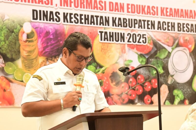 Sekda Aceh Besar Bahrul Jamil SSos MSi menyampaikan sambutannya pada pembukaan Komunikasi, Informasi dan Edukasi (KIE) Keamanan Pangan, di Orion Hall, Kecamatan Darul Imarah, Kabupaten Aceh Besar, Selasa (22/10/2025). FOTO/ MC ACEH BESAR