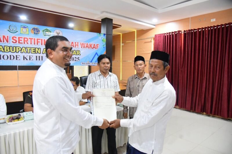 Prosesi penyerahan sertifikat tanah wakaf, di Aula Burhanuddin Lopa, Kejari Aceh Besar, Kota Jantho, Rabu (22/10/2025). FOTO/ MC ACEH BESAR