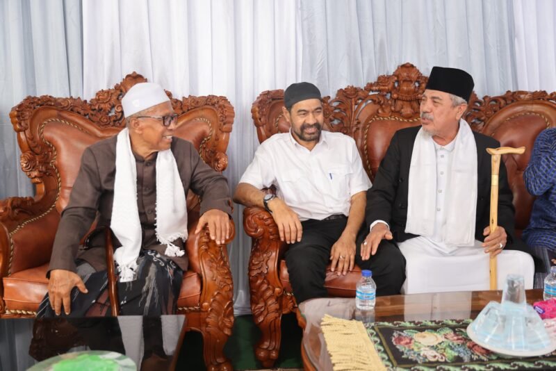 Gubernur Aceh, H. Muzakir Manaf, menghadiri haul ke-5 almarhum Abu Musthafa bin Ahmad atau Abu Paloh Gadeng di Dayah Madinatuddiniyah Darul Huda, Gampong Paloh Gadeng, Kecamatan Dewantara, Kabupaten Aceh Utara, Kamis (23/10/2025). Foto : Dok. Biro Adpim Setda Aceh