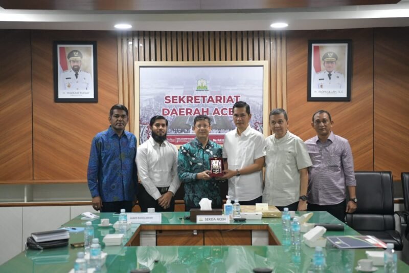 Sekda Aceh, M. Nasir berdiskusi dengan Duta Besar Bangladesh untuk Indonesia, Tarikul Islam, di ruang rapat sekda, Jumat 24/10/2025. Dalam pertemuan itu Pemerintah Bangladesh menyatakan ketertarikannya untuk menjalin berbagai bentuk kerja sama strategis dengan Pemerintah Aceh, terutama di sektor pertanian, pendidikan, kesehatan, dan industri garmen. Foto ; Dok. Biro Adpim Setda Aceh