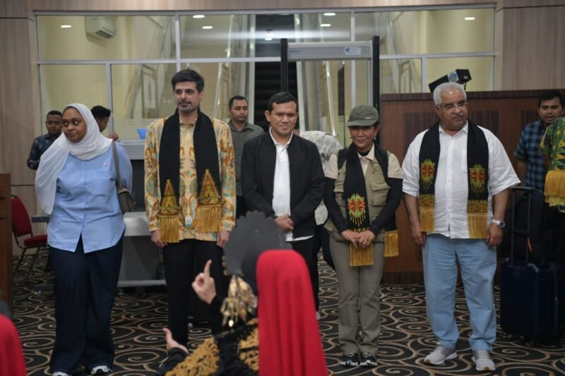 Wakil Gubernur Aceh, Fadhlullah SE menjemput kedatangan Duta Besar Bahrain untuk Indonesia, Y.M. Ahmed Alhajeri dan Presiden Direktur Mubadala Energy Indonesia, Mr. Abdullah Bu Ali beserta Rombongan di VIP Bandara Sultan Iskandar Muda, Blang Bintang, Sabtu, 25/10/2025. Foto : Dok. Biro Adpim Setda Aceh