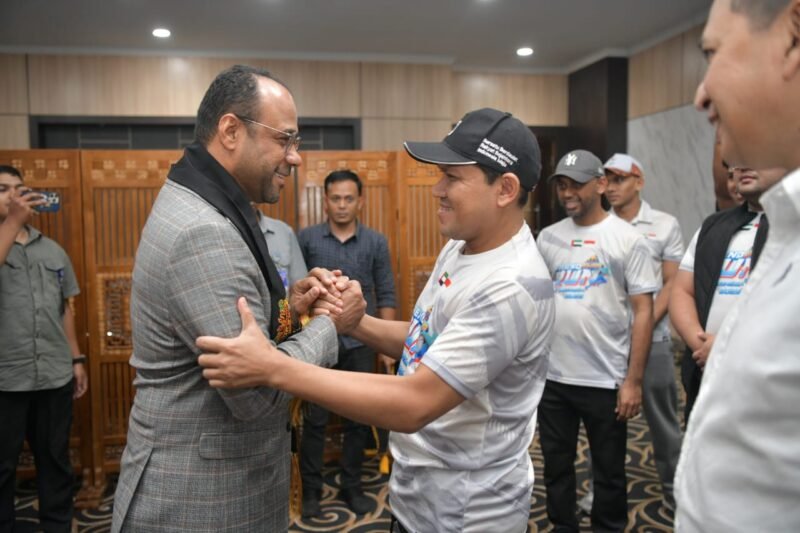 Wakil Gubernur Aceh, Fadhlullah SE menyambut kedatangan Duta Besar Uni Emirat Arab untuk Indonesia, H.E. Abdullah Salem Aldhaheri di VIP Bandara Sultan Iskandar Muda, Blang Bintang, Minggu, 26/10/2205. Foto : Dok. Biro Adpim Setda Aceh