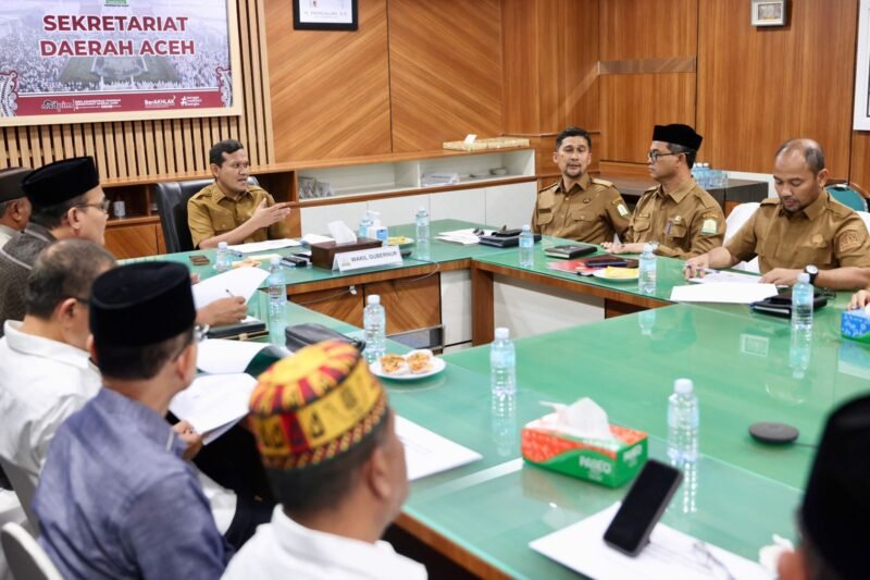 Wakil Gubernur Aceh, Fadhlullah, S.E., memimpin Rapat Dewan Pengawas MTQ Aceh XXXVII Tahun 2025, yang diikuti Kepala SKPA/Biro serta unsur terkait lainnya, di Ruang Rapat Sekda Aceh Aceh, Senin (27/10/2025). Foto : Dok. Biro Adpim Setda Aceh