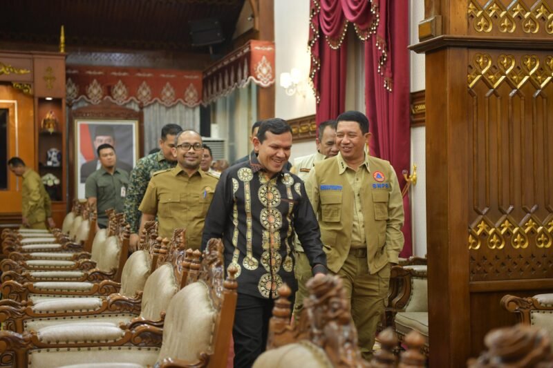 Wakil Gubernur Aceh, Fadhlullah, SE., beramah tamah dengan kepala BNPB RI, Letjen TNI Suharyanto dan rombongan di Pendopo Gubernur Aceh, senin, 27/10/2025 (Foto:Dok.Biro Adpim Setda Aceh) 