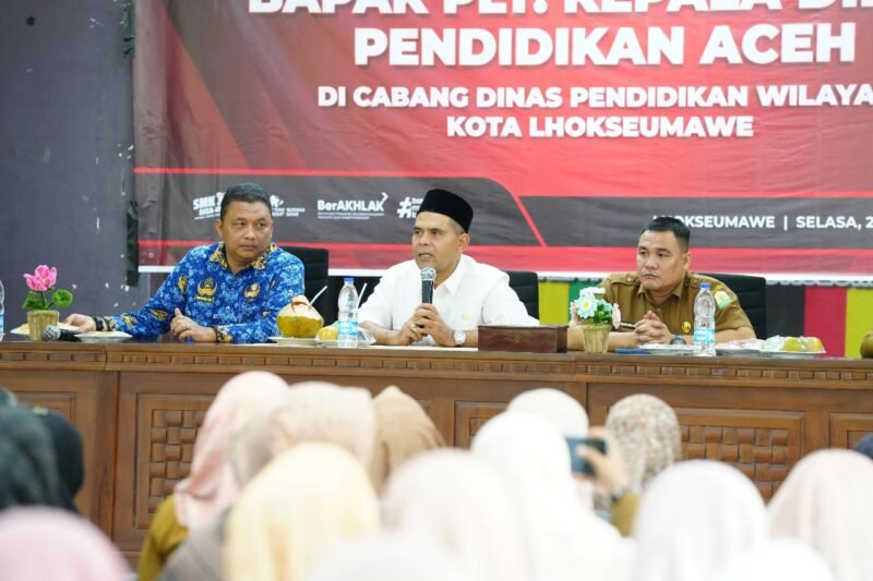 Plt. Kepala Dinas Pendidikan Aceh, Murthalamuddin, mewakili Gubernur Aceh Muzakir Manaf menyampaikan kuliah umum dihadapan 401 wisudawan Universitas Almuslim Kabupaten Bireun, Selasa 28/10/2025 (Foto:Dok.Humas Pendidikan)