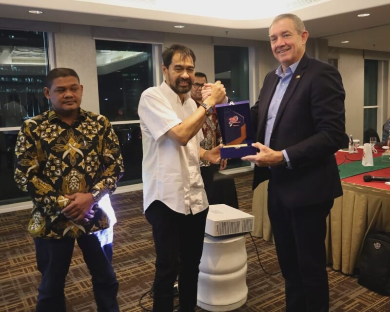 Gubernur Aceh, Muzakir Manaf  di dampingi Ketua BRA Jamaluddin, SH, M.Kn & staf sus Gubernur melakukan pertemuan  dengan Minister of Agriculture and Fisheries, Northern Territory (Menteri Pertanian dan Perikanan, Wilayah Utara Australia)  Hon. Gerard Maley, di Hotel JS Luwansa, Jakarta Selatan, Senin, 27 Oktober 2025. Foto : Dok. Biro Adpim Setda Aceh