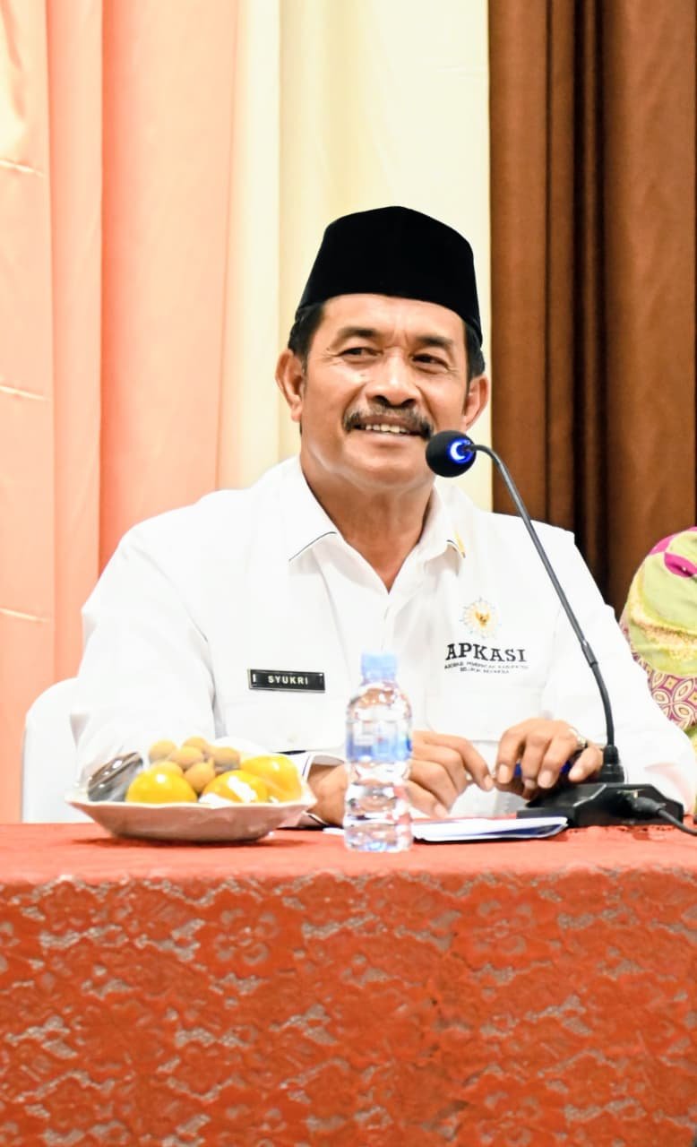 Wakil Bupati Aceh Besar Drs H Syukri A Jalil menyampaikan sambutan dan membuka acara Pembukaan Sosialisasi Petunjuk Sekolah Sehat di Gedung Dekranasda, Gampong Gani, Kecamatan Ingin Jaya, Aceh Besar, Rabu (29/10/2025). FOTO/MC ACEH BESAR