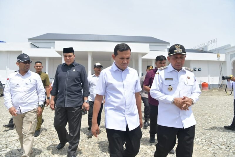 Wakil Gubernur Aceh, Fadhlullah, SE bersama Bupati Pidie Jaya, Sibral Malasy, Asisten I Pemerintahan, Syakir, Kadis Syariat Islam Aceh, Zahroel Fajri, Plh. Inspektur Aceh, Plh. Kadis Dayah Aceh, Karo Adpem, Karo Adpim Setda Aceh serta Forkompinda Pidie Jaya meninjau Arena Utama pelaksanaan MTQ ke - XXXVII di Meureudu, Pidie Jaya, Rabu, 29/10/2025. Foto : Dok. Biro Adpim Setda Aceh
