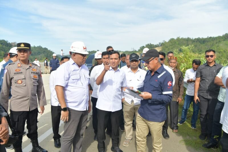 Wakil Gubernur Aceh, Fadhlullah, SE melakukan peninjauan lokasi tol serta dilanjutkan pertemuan dengan masyarakat setempat bersama Pangdam IM, Mayjen TNI, Joko Hadi Susilo, Wakil Bupati Pidie Al Zaizi, Asisten Pemerintahan, Drs, Syakir, perwakilan dari Polda & Kajati Aceh serta pihak terkait, Padang Tiji, Kab. Pidie, Rabu, 29/10/2205. Foto : Dok. Biro Adpim Setda Aceh