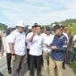 Wakil Gubernur Aceh, Fadhlullah, SE melakukan peninjauan lokasi tol serta dilanjutkan pertemuan dengan masyarakat setempat bersama Pangdam IM, Mayjen TNI, Joko Hadi Susilo, Wakil Bupati Pidie Al Zaizi, Asisten Pemerintahan, Drs, Syakir, perwakilan dari Polda & Kajati Aceh serta pihak terkait, Padang Tiji, Kab. Pidie, Rabu, 29/10/2205. Foto : Dok. Biro Adpim Setda Aceh
