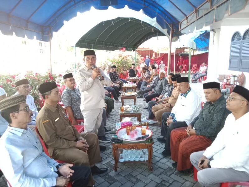 Pengurus Forsiar dipimpin langsung Ketua Umum H. Muharram Idris (Syech Muharram) yang juga Bupati Aceh Besar, bertakziah atau berkunjung ke rumah duka almarhum DR. Drs Syamsulrizal, MKes di gampong Lamteungoh, kecamatan Ingin Jaya, Aceh Besar, Selasa, (28/10/2025). FOTO/ MC ACEH BESAR