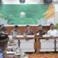 Wakil Gubernur Aceh, Fadhlullah, SE., bersama Kapolda Aceh & perwakilan Forkopimda Aceh serta SKPA terkait melakukan Musyawarah bersama Instansi terkait dan tokoh masyarakat menyangkut dengan percepatan pembangunan jalan tol sibanceh di ruang rapat Potensi Daerah setda Aceh. Kamis, (30/10/2025). Foto : Dok. Biro Adpim Setda Aceh