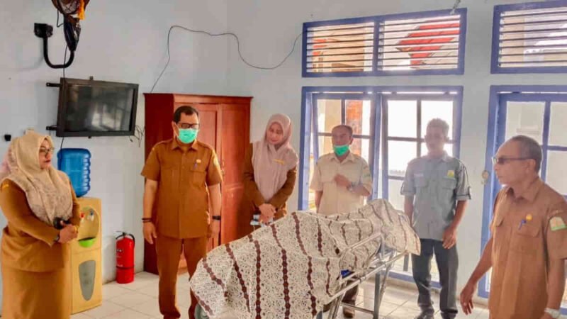 Plh Kadinsos Aceh Zulkarnain bersama Kepala Panti Sosial Lansia Geunaseh Sayang Intan Melya meninjau panti usai salah satu penghuni meninggal dunia di Banda Aceh, Selasa (14/10/2025). Dok. Dinsos Aceh