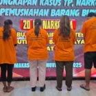 Polisi menujukkan tersangkan kasus penculikan Bilqis di Polretabes Makassar, Senin (10/11/2025). Foto: kumparan