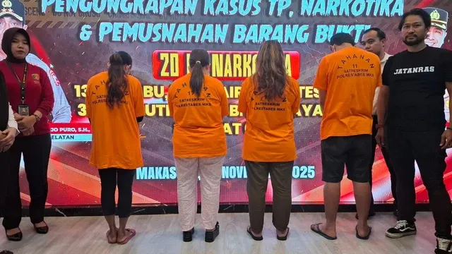 Polisi menujukkan tersangkan kasus penculikan Bilqis di Polretabes Makassar, Senin (10/11/2025). Foto: kumparan