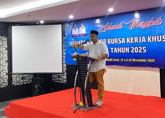 Plt. Kepala Dinas Pendidikan Aceh, Murthalamuddin, S.Pd., M.SP., secara resmi membuka Rapat Koordinasi Bursa Kerja Khusus (BKK) SMK Tahun 2025 yang berlangsung di Banda Aceh pada Jumat malam, (21/11/2025) Foto:Dok.Disdik Aceh
