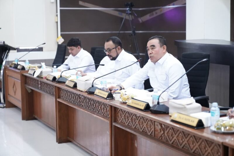 Komisi I DPRA menggelar RDPU untuk membahas Rancangan Qanun (Raqan) Aceh tentang Penyelenggaraan Ketertiban Umum, Ketentraman, dan Perlindungan Masyarakat, Selasa 28/10/2025 (Foto:Dok.Ist)